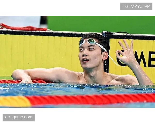 汪顺领奖像男神，下场像搬家大叔——这反差太真，既羡慕又想笑